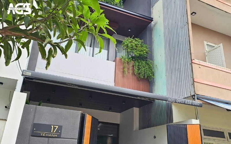 Mái hiên màu xám cùng tông với mặt tiền nhà phố.