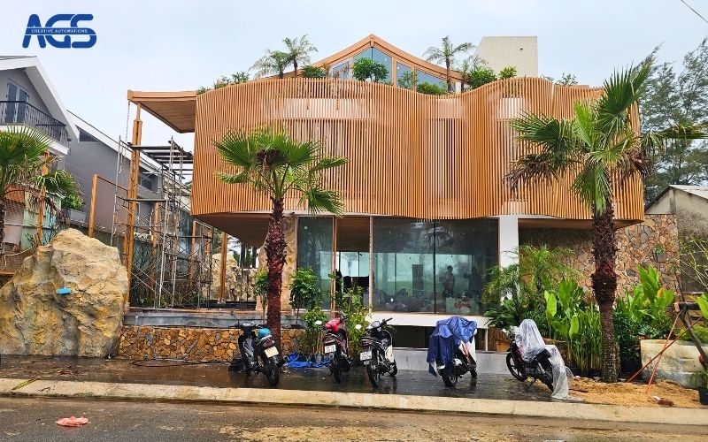 Ngôi nhà anh Thái nằm ở vùng trũng thường xuyên bị mưa ngập.