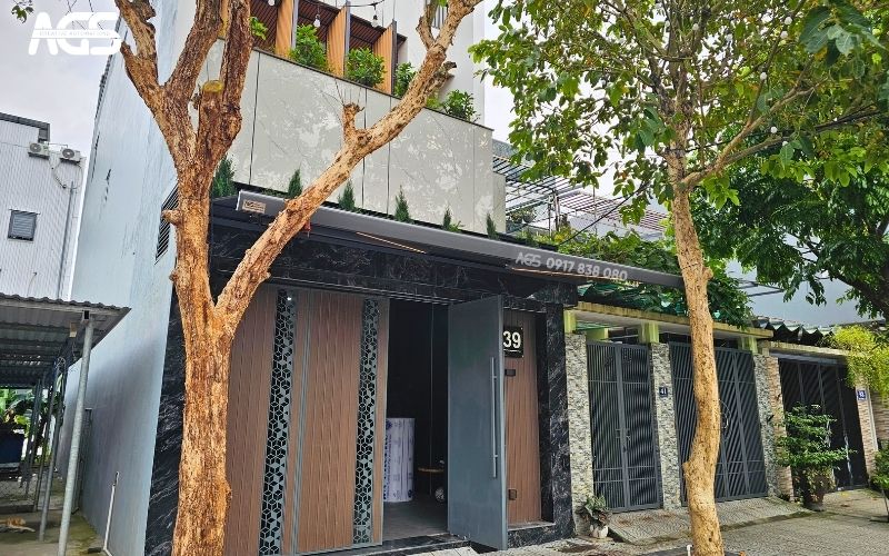 Mái hiên có khung xám bạt xám cùng tông màu phần mặt tiền.