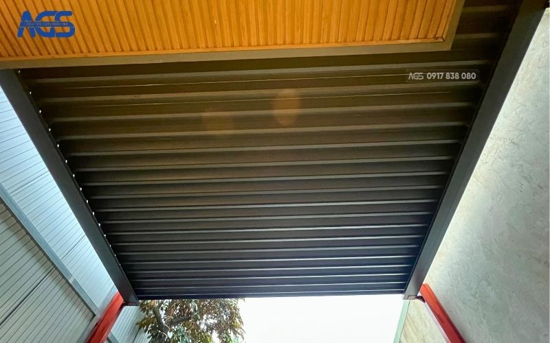 Mái nhôm không cần thanh dầm trước mà vẫn chắc chắn.