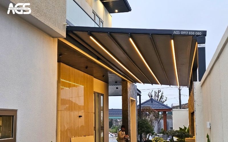 Mái bạt xếp lắp bên hông nhà, che nắng hướng tây