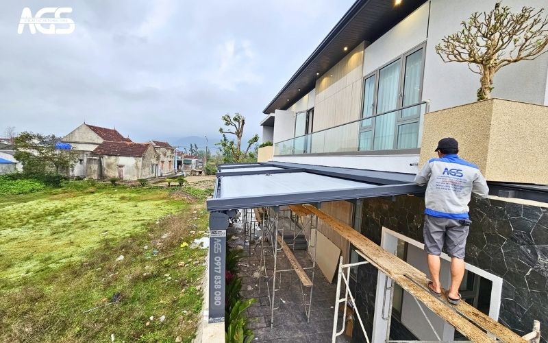 Nhân viên AGS gấp rút lắp đặt bạt xếp