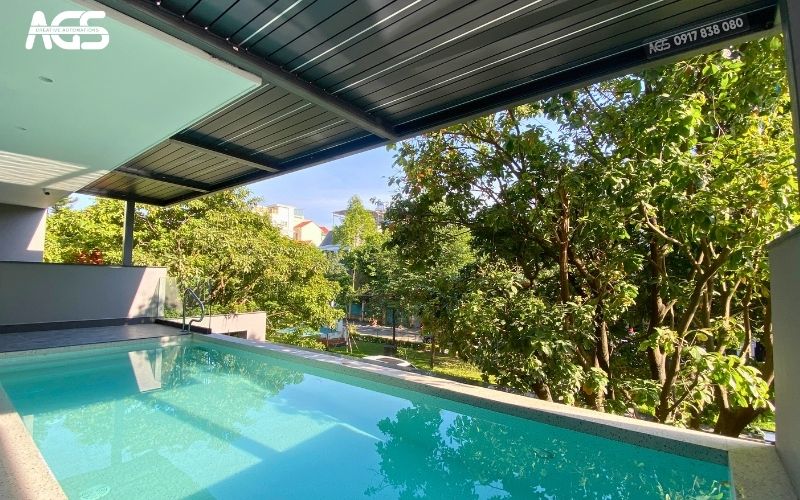 Mái nhôm xếp lật che chắn khu hồ bơi