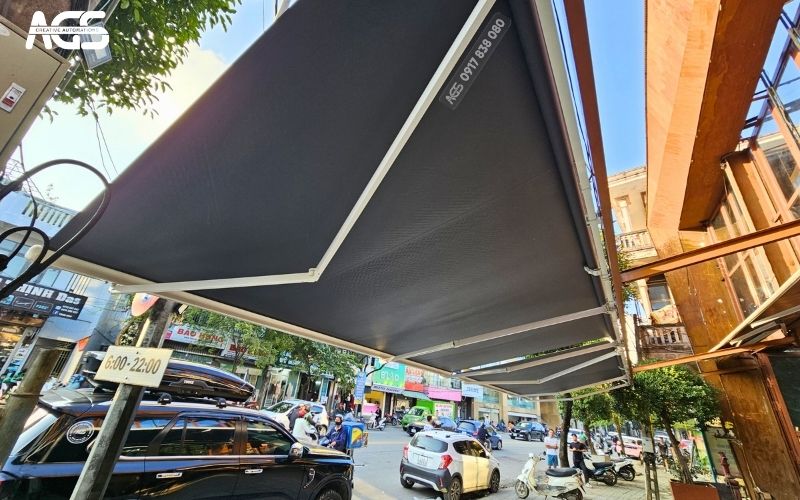 Hai bộ mái hiên AGS được lắp trước vỉa hè của quán nhậu.