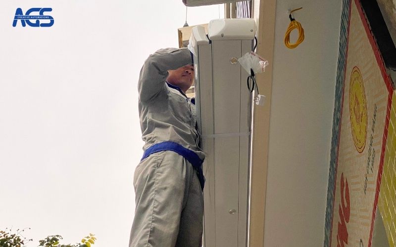 Nhân viên AGS tiến hành lắp đặt mái che.