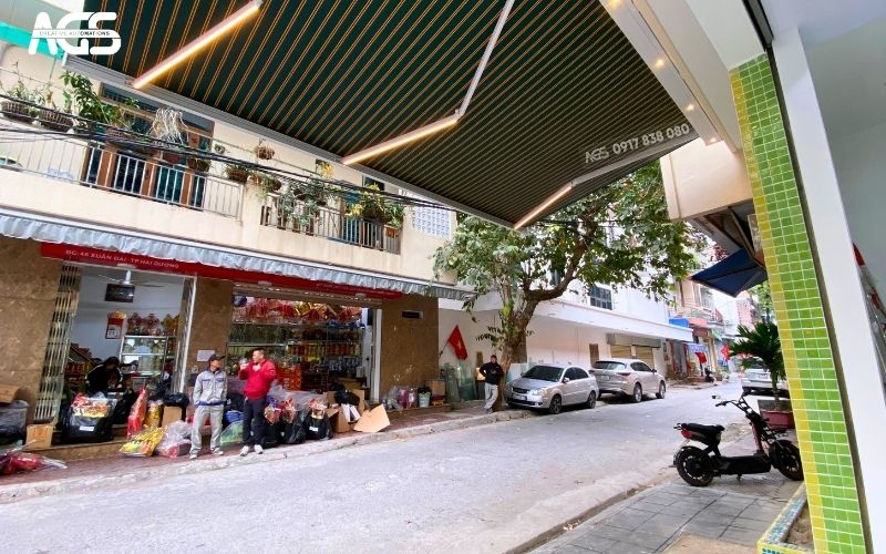 Sản phẩm có khung trắng, bạt sọc cực thẩm mỹ.
