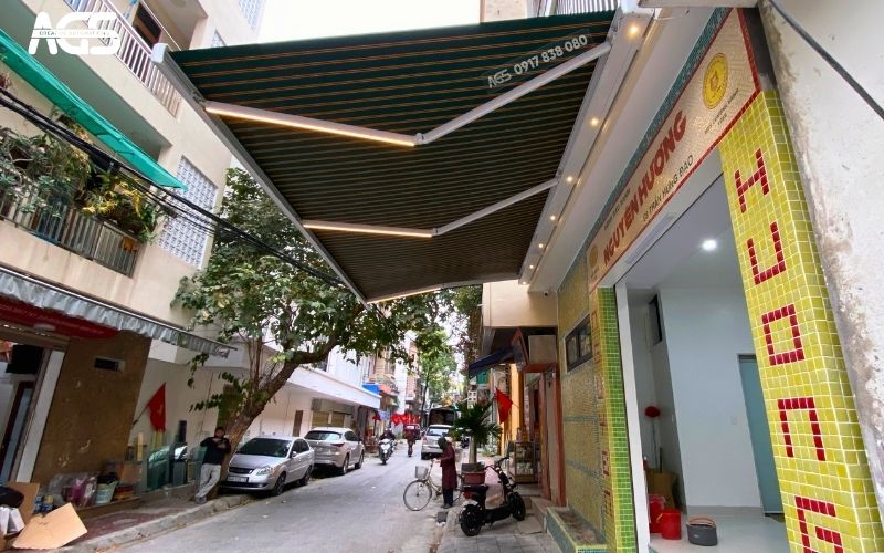 Mái che giúp tạo không gian rộng rãi cho khu vực giao hàng.