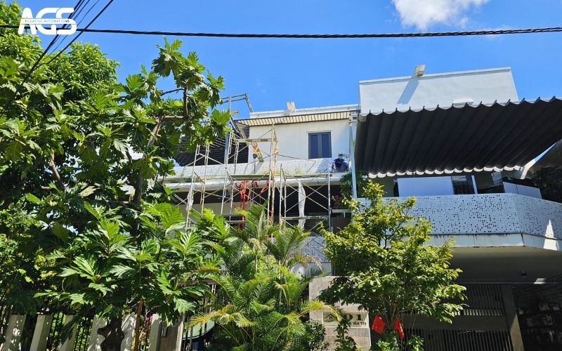 Đội ngũ AGS lắp mái che hồ cá ở trên tầng 2