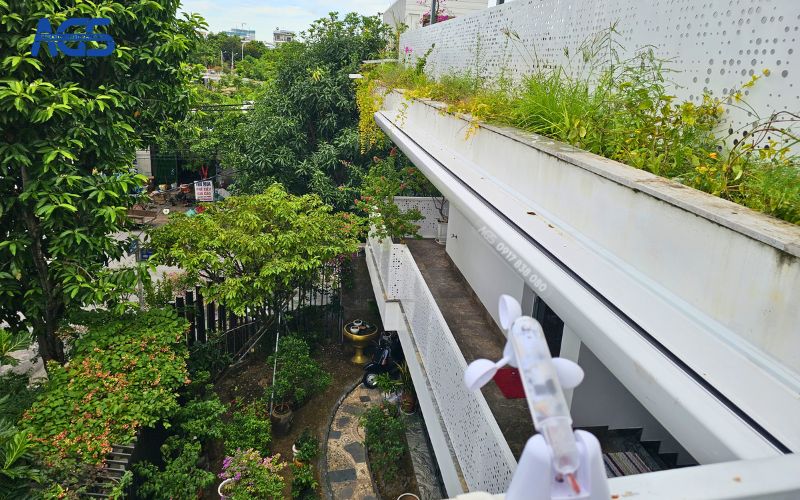 Mái hiên & cảm biến gió được lắp trên tầng 2
