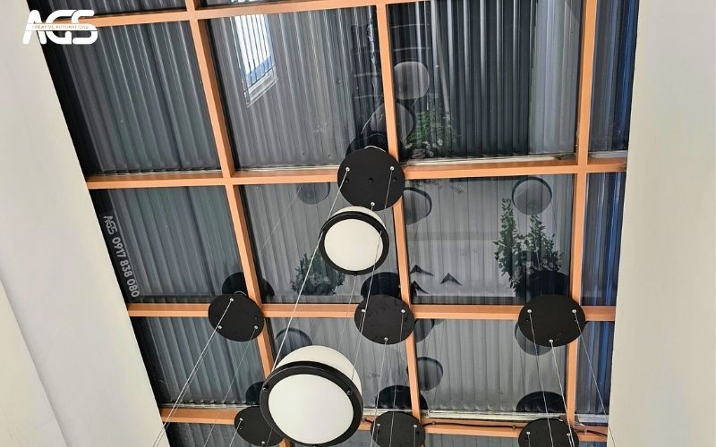 Hệ đèn trang trí, tạo hiệu ứng thẩm mỹ nổi bật khi kết hợp cùng hệ mái nhôm cuốn.