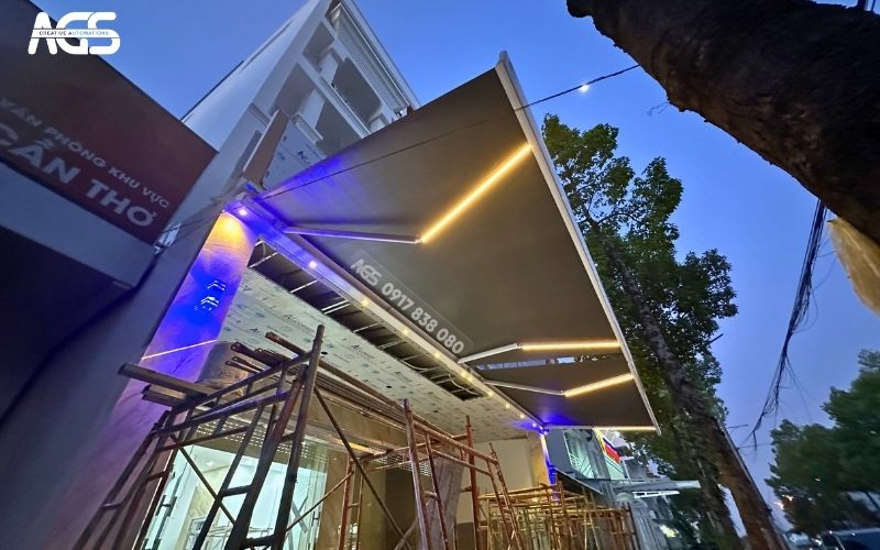 2 mái hiên AGS lắp trước mặt tiền công ty bất động sản.