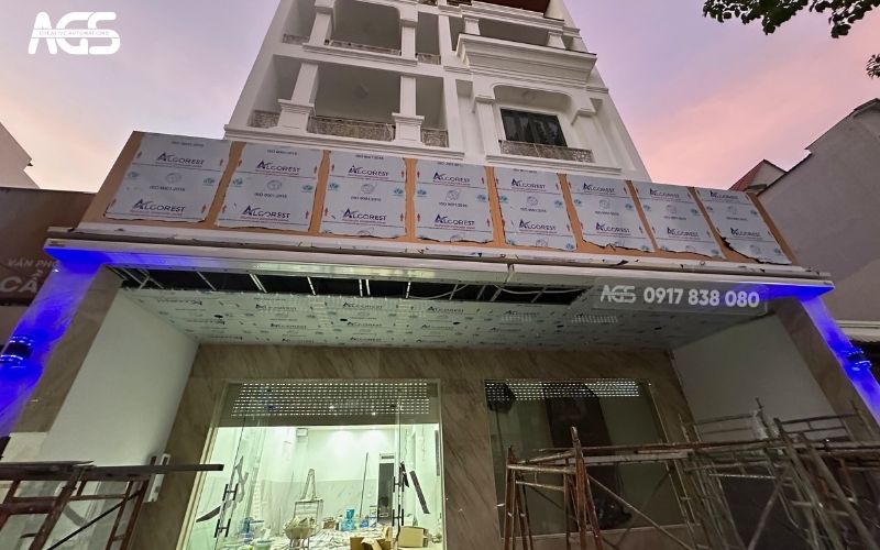 Sản phẩm có khung trắng cùng tông với màu sơn tòa nhà.