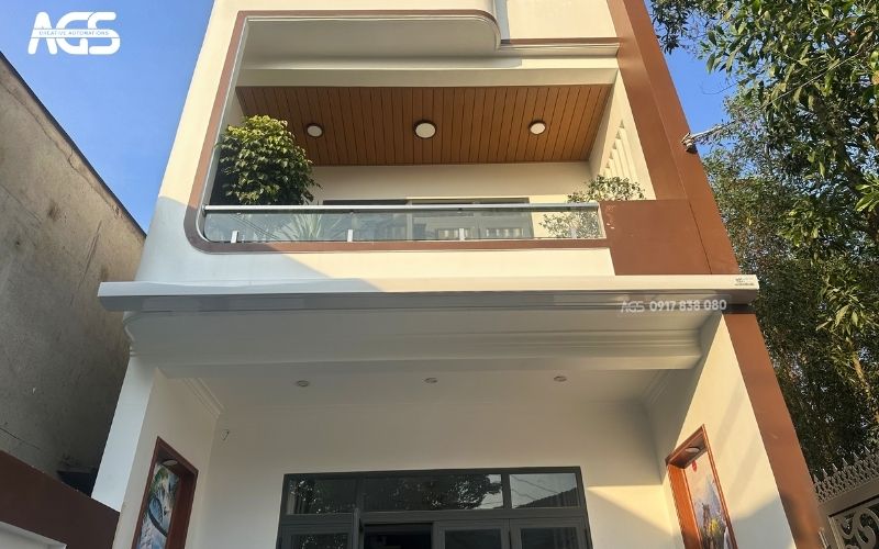 Mái hiên di động có khung trắng cùng tông với màu sơn.