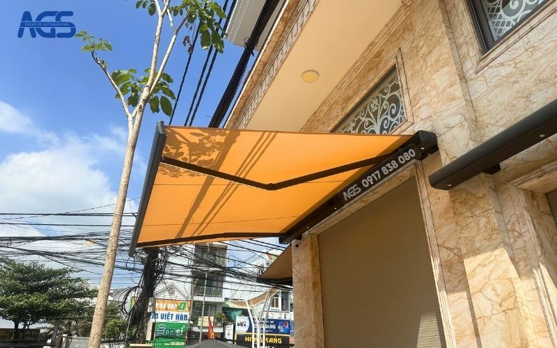 Mái che có màu capuchino gợi nhớ đến vàng.