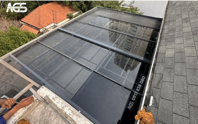 Hệ mái kính trước đó hấp nhiệt mạnh, khiến không gian bên dưới rất nóng.