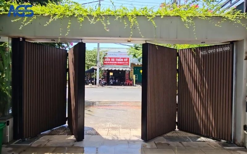 Hệ cổng gập 4 cánh nặng hơn 200kg trước nhà anh Hiếu.