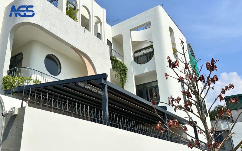 Căn biệt thự có kiến trúc ấn tượng, chị Trang cần mái che xứng tầm