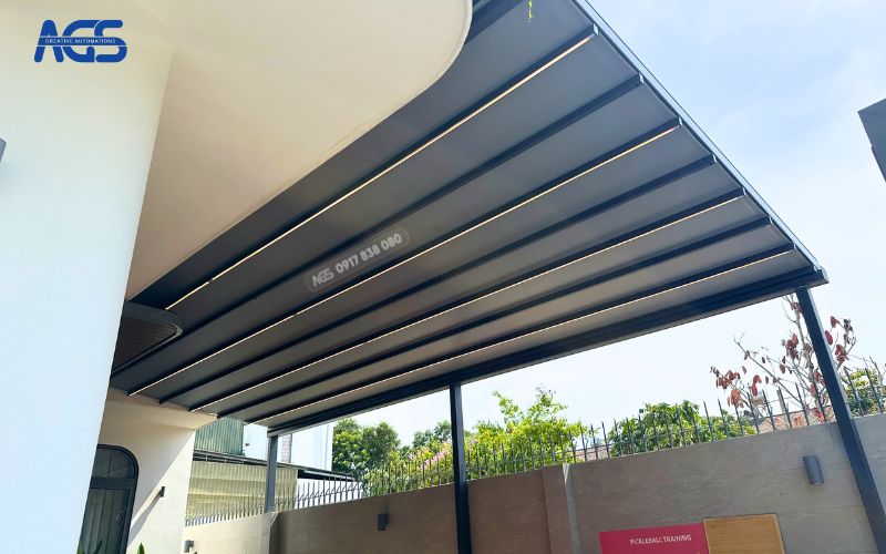 Hệ đèn LED được tích hợp dưới tay càng để tạo điểm nhấn về đêm