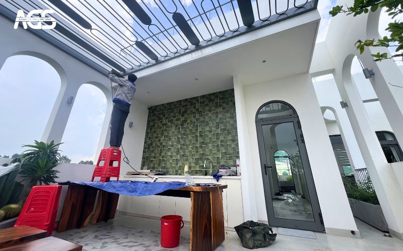 AGS bắt đầu khoan điểm gắn mái khu vực dầm bê tông dưới khung sắt