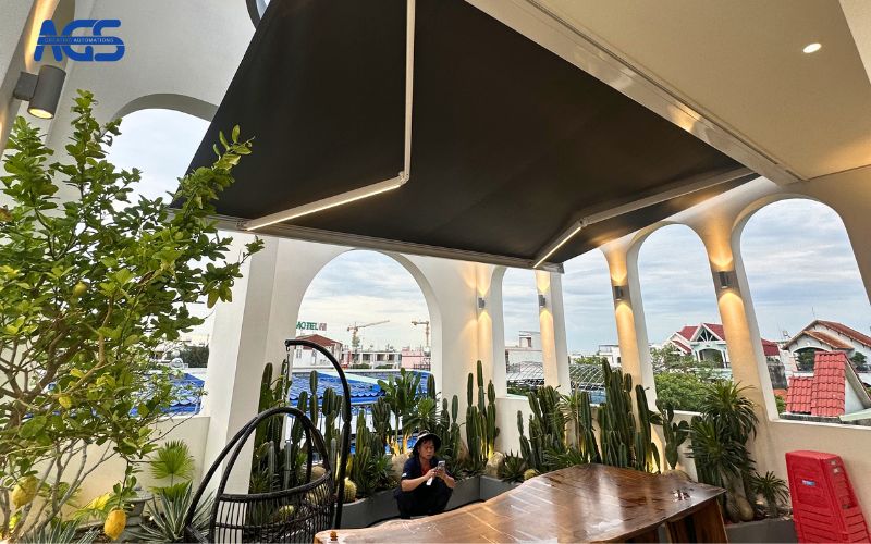 Mái hiên thu lại cực gọn gàng, như chưa từng được lắp