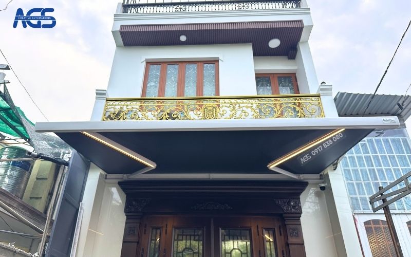 Mái hiên có khung trắng, bạt xám cực đẹp.