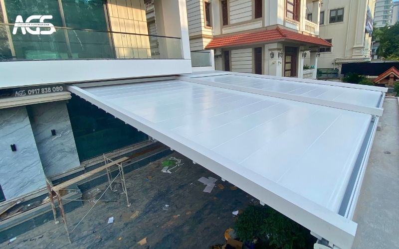 Mái bạt xếp AGS lắp trước khoảng sân rộng của biệt thự anh Thái.