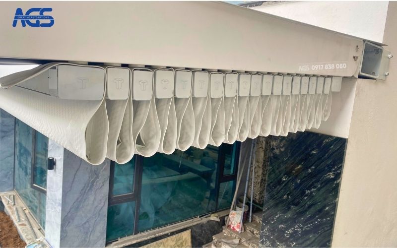 Mái che thiết kế đẹp, giúp nâng tầm không gian sân trước.