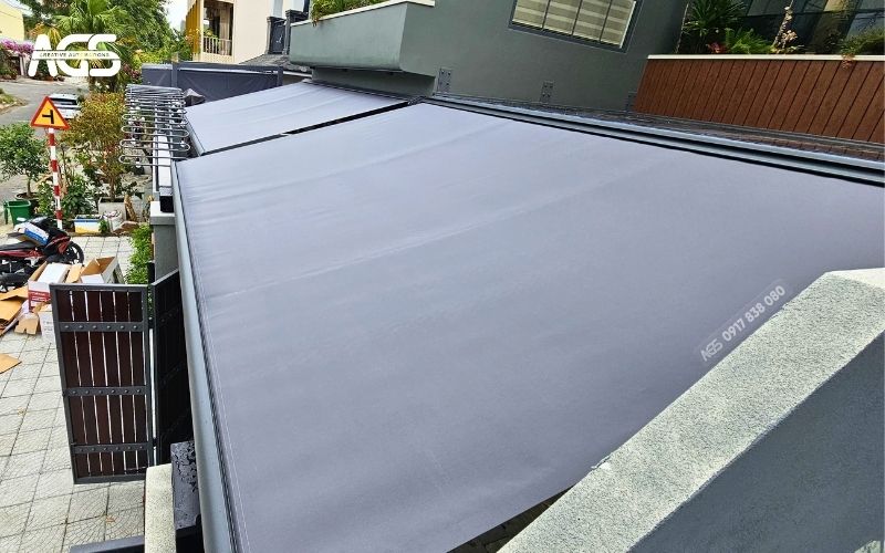 Mái hiên có độ dốc 25° thoát nước cực tốt.