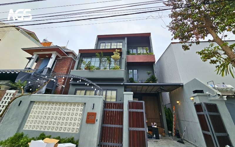 Mái che làm nổi bật mặt tiền biệt thự.