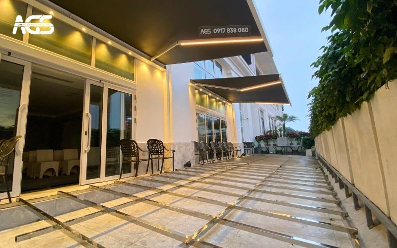 4 mái che AGS tăng thêm vẻ sang trọng của khu vực sân cà phê.