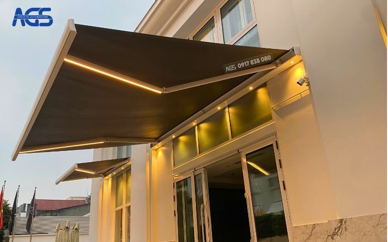 Mái hiên với hệ đèn Led lung linh cực thẩm mỹ.