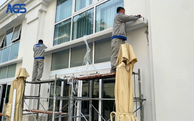 Nhân viên AGS gấp rút thi công đảm bảo tiến độ công trình.