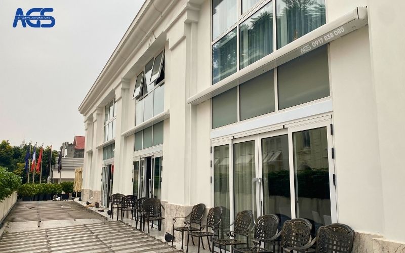Mái hiên khi thu lại rất gọn gàng, thẩm mỹ.