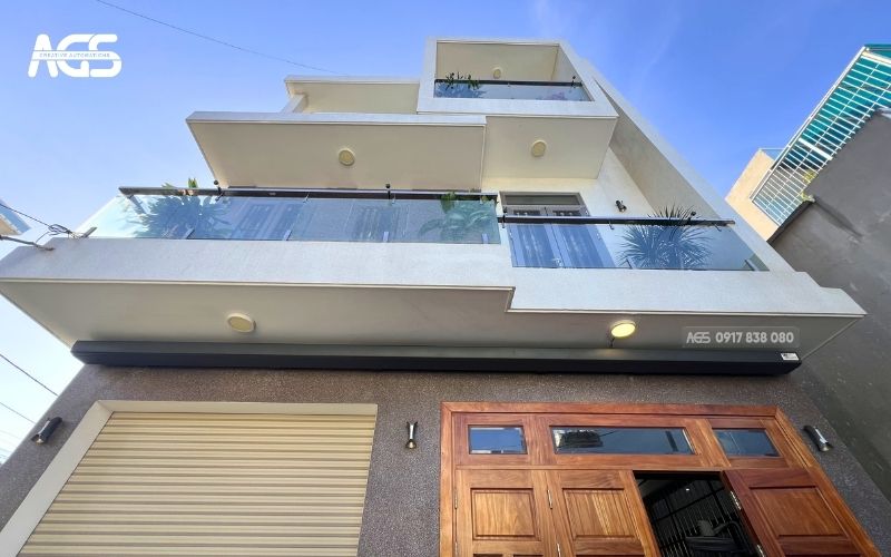 Mái hiên lắp gọn gàng, thẩm mỹ trước hiên nhà anh Chính.