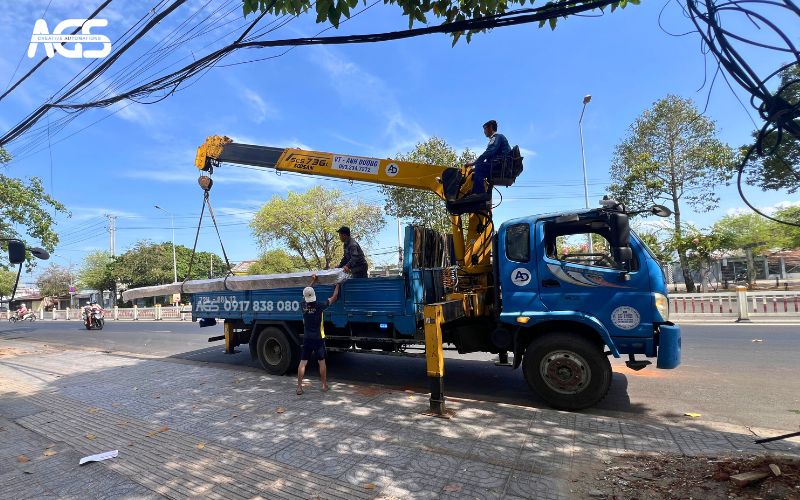 AGS dùng xe cẩu để vận chuyển mái hiên & hỗ trợ lắp đặt