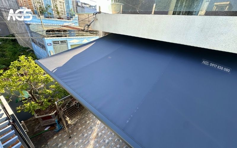 Mái hiên có độ dốc giúp thoát nước hoàn toàn