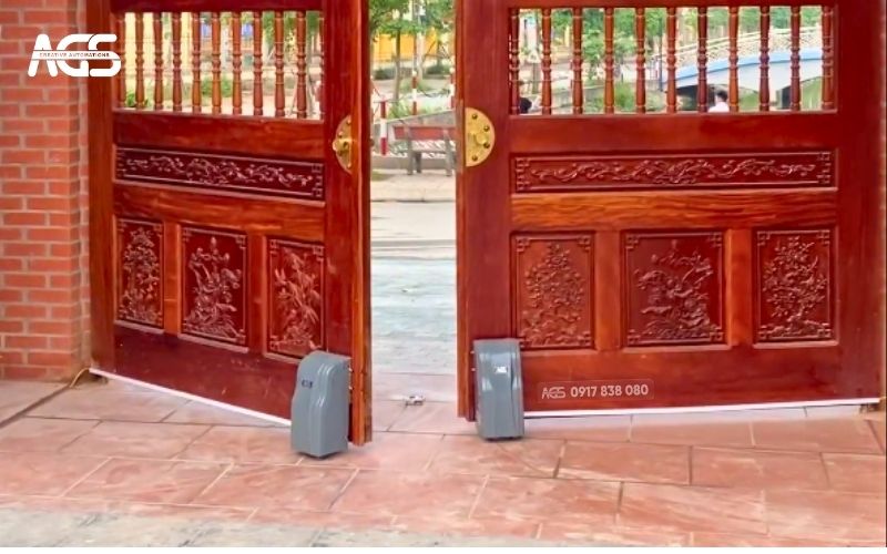 Sản phẩm giúp đóng mở cửa gỗ lim nặng gần 1 tấn dễ dàng.