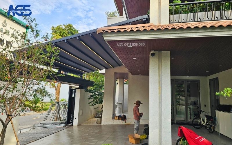 Mái bạt che phủ hoàn toàn khu vực sân trước.