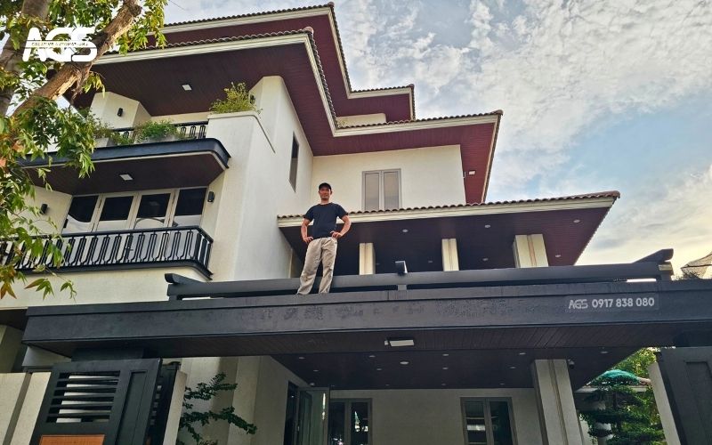 Mái bạt căng, chịu lực tốt, người lớn có thể đi trên mái bạt mà không cong võng.