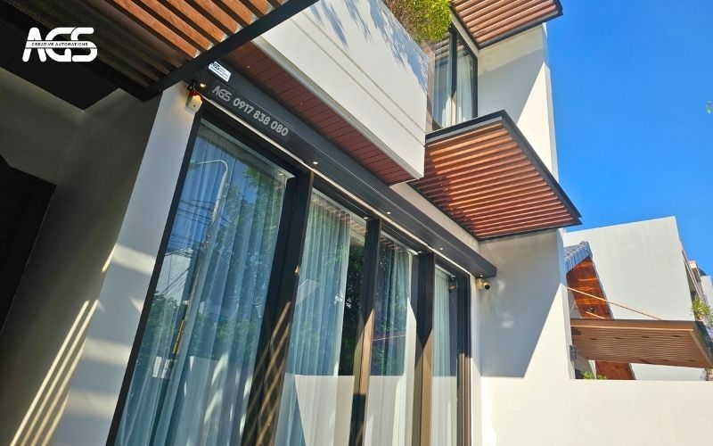 Mái hiên lắp đặt chắc chắn, gọn gàng ở mặt tiền biệt thự.