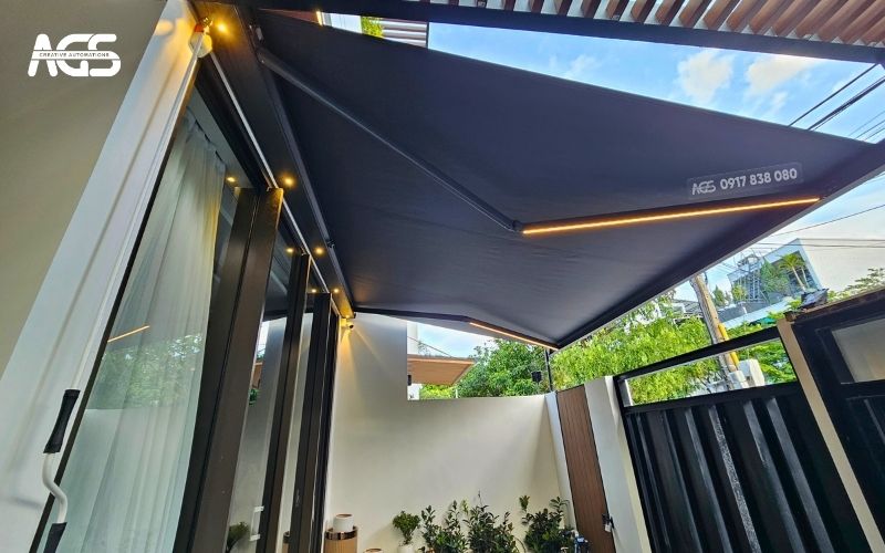 Mái hiên đi kèm hệ đèn Led cực đẹp.