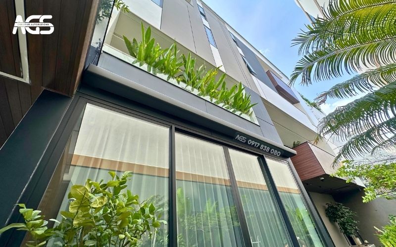 Mái hiên thu gọn rất thẩm mỹ.