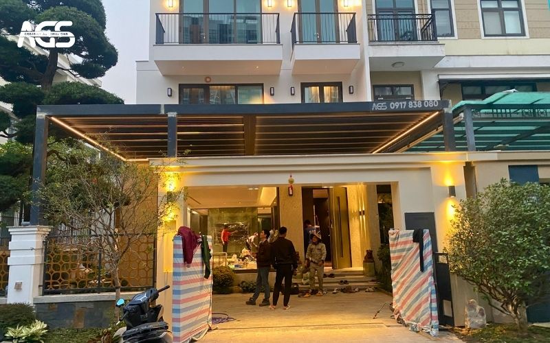 Hệ mái nhôm xếp lật thay thế hoàn toàn mái kính cũ.
