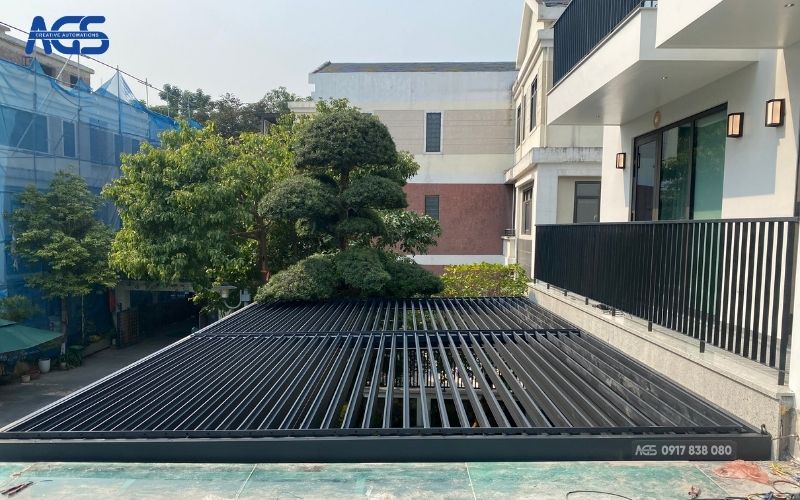Mái nhôm mở góc 90 độ đón nắng gió.