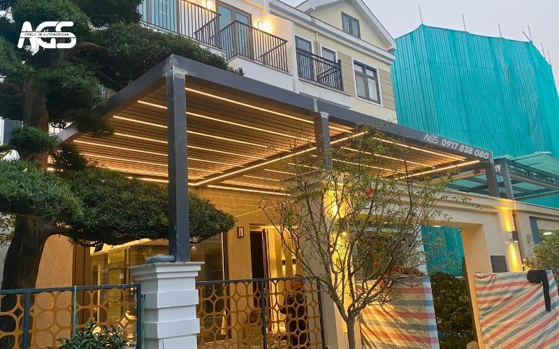 Mái che tích hợp đèn Led - giúp không gian trước nhà khá “chill” khi về đêm.