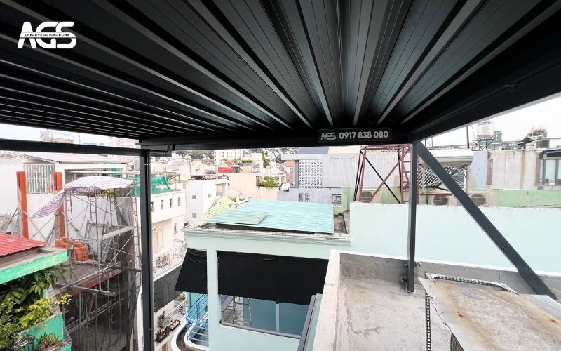 Mái nhôm che mưa nắng khu vực sân thượng.