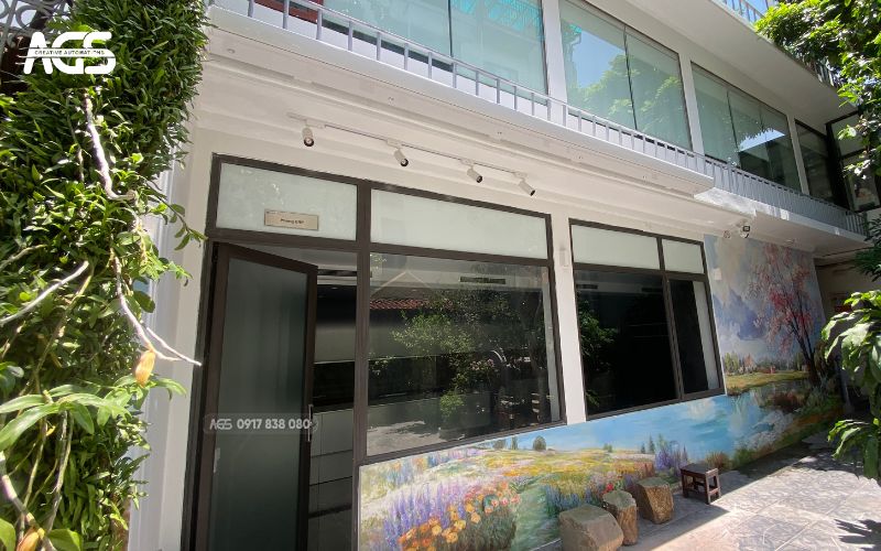 Khu vực thưởng trà thường xuyên bị nắng gắt vào buổi trưa
