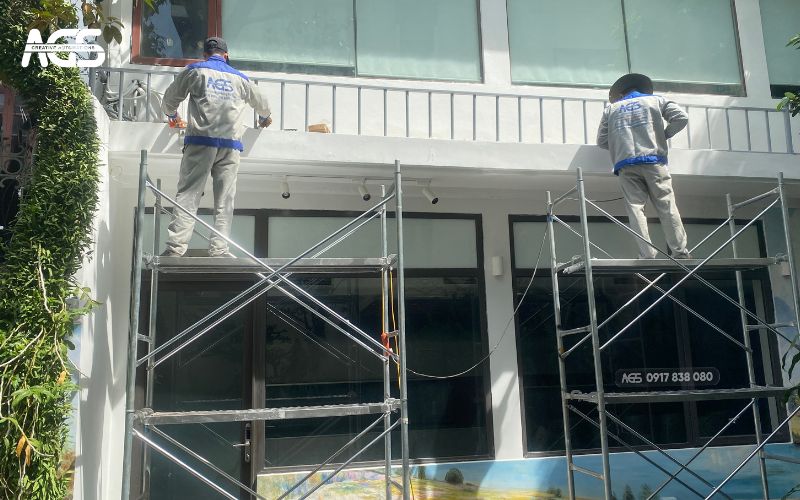 Kỹ thuật viên thi công tỉ mỉ, đảm bảo an toàn tuyệt đối và tính thẩm mỹ cho công trình