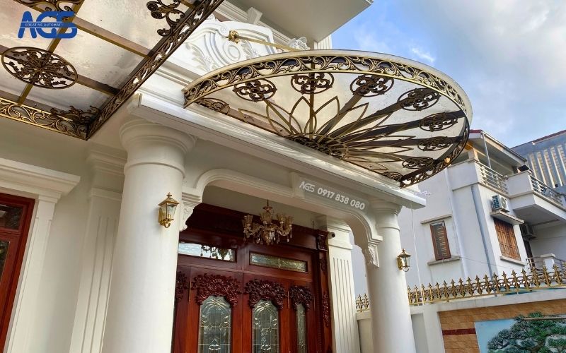 Mái hiên AGS lắp ngay dưới hệ mái vòm của biệt thự.