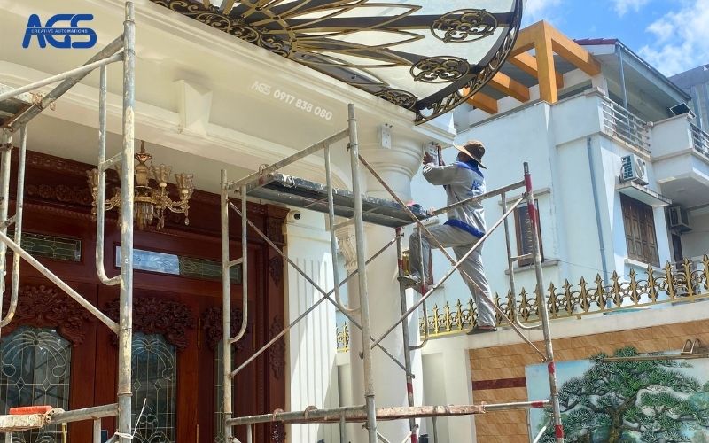 Kỹ thuật viên AGS cẩn trọng lắp mái hiên ở sảnh chính biệt thự.